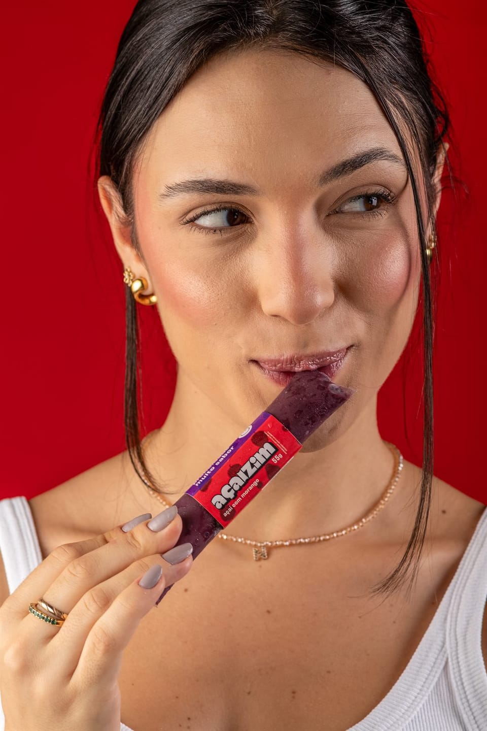 Pessoa consumindo Açaizim sabor morango